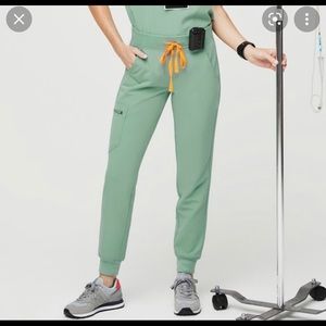 FIGS in Jade bottom xs petite